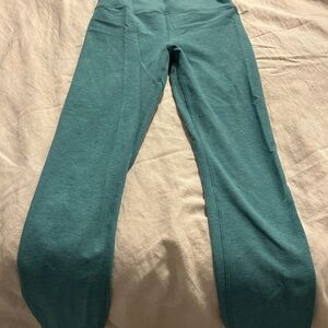 Vuori Green Leggings Sleek Comfort
